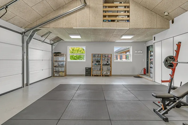 Den murede garage set indefra med porten åben