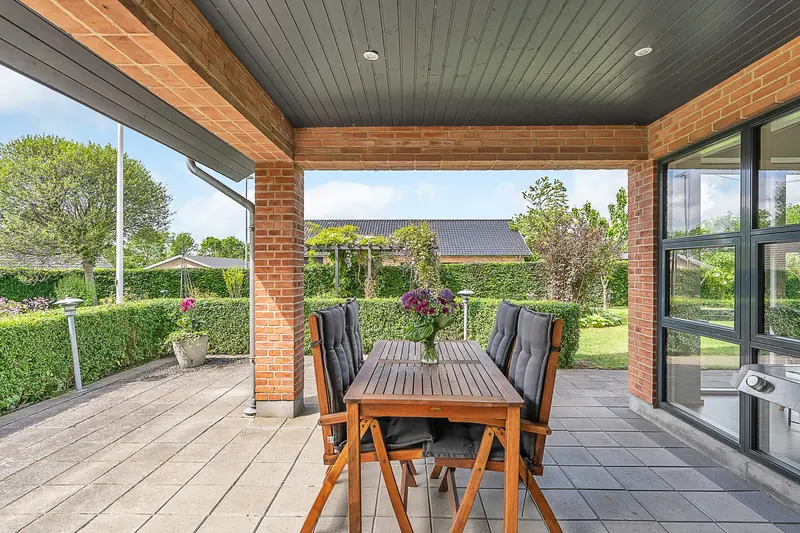 Overdækket terrasse med spiseplads